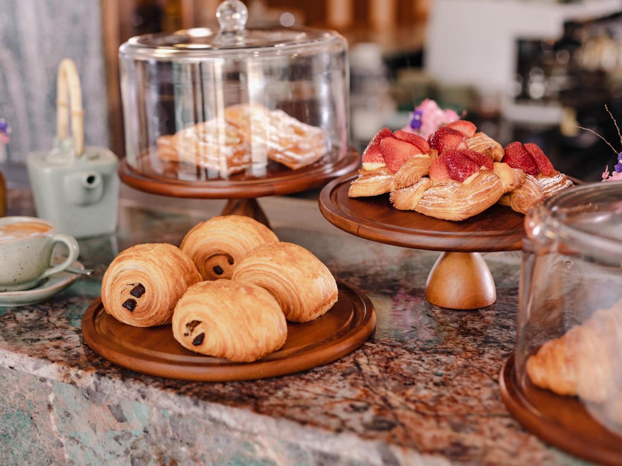 Nysa Hotel Bangkok Sukhumvit 11 エクステリア 写真 Pastries at a café