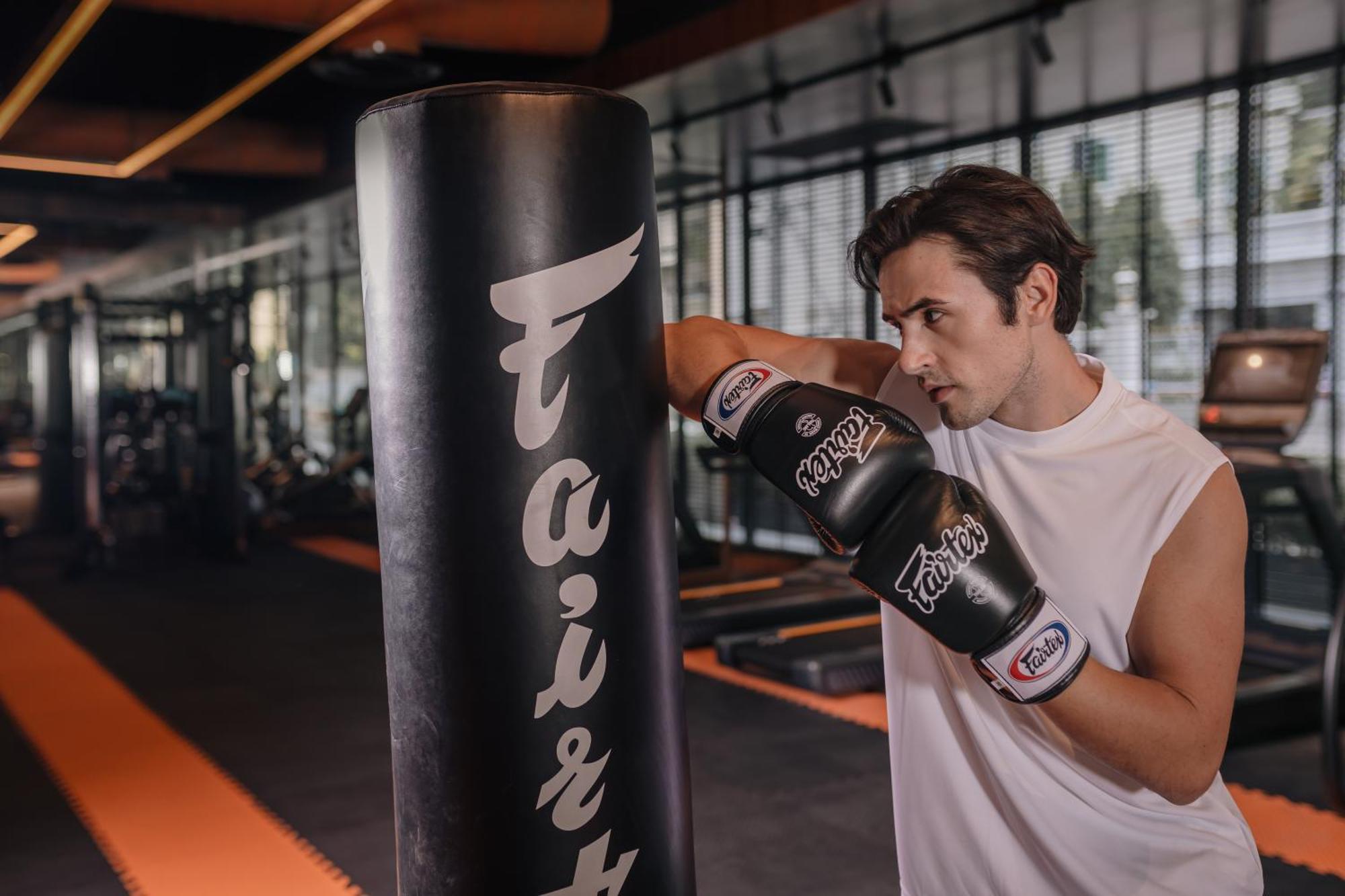 Nysa Hotel Bangkok Sukhumvit 11 エクステリア 写真 A boxer training with a heavy bag