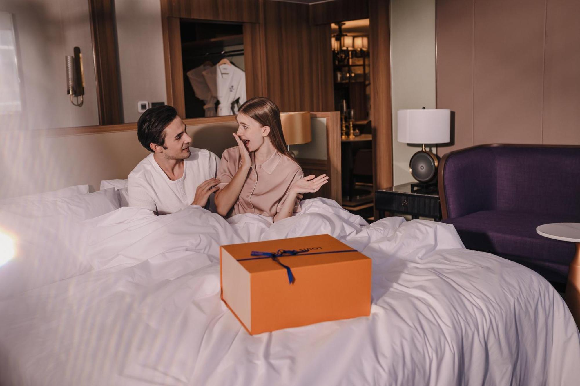 Nysa Hotel Bangkok Sukhumvit 11 エクステリア 写真 A couple opening a present
