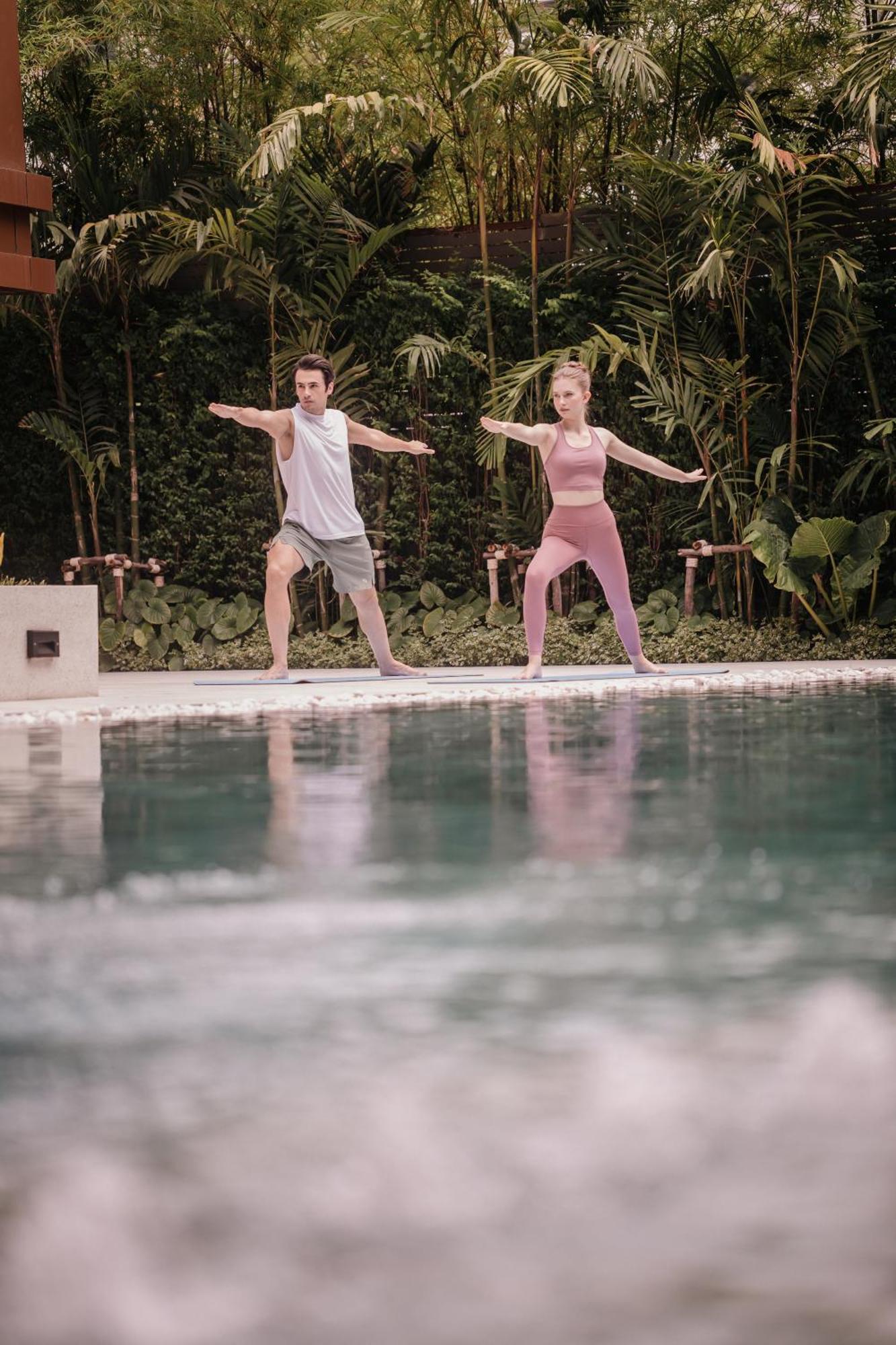 Nysa Hotel Bangkok Sukhumvit 11 エクステリア 写真 A couple practicing yoga
