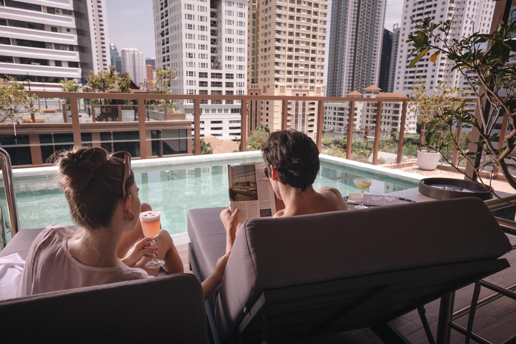 Nysa Hotel Bangkok Sukhumvit 11 エクステリア 写真 The rooftop pool at the hotel