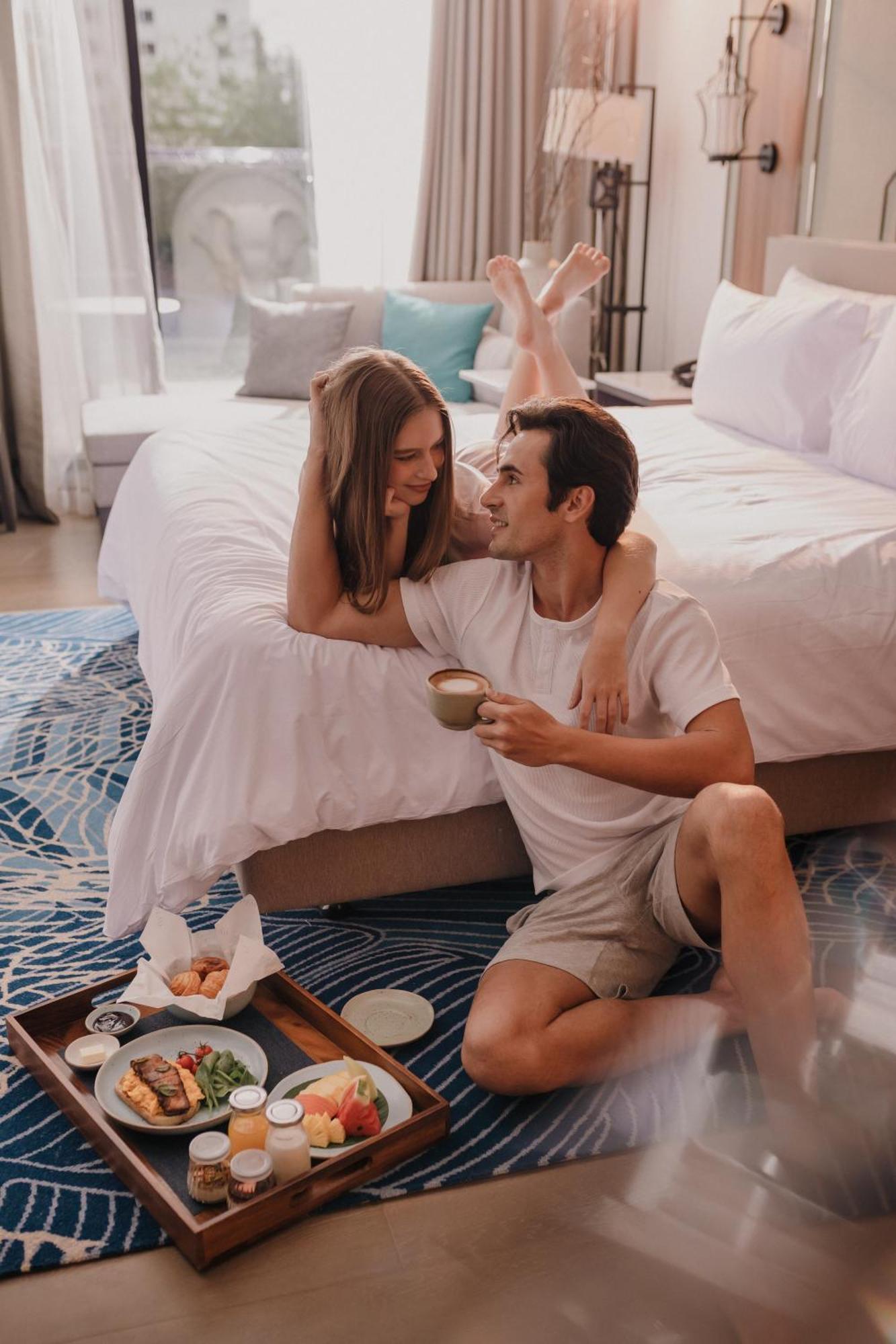 Nysa Hotel Bangkok Sukhumvit 11 エクステリア 写真 Romantic couple in a hotel room