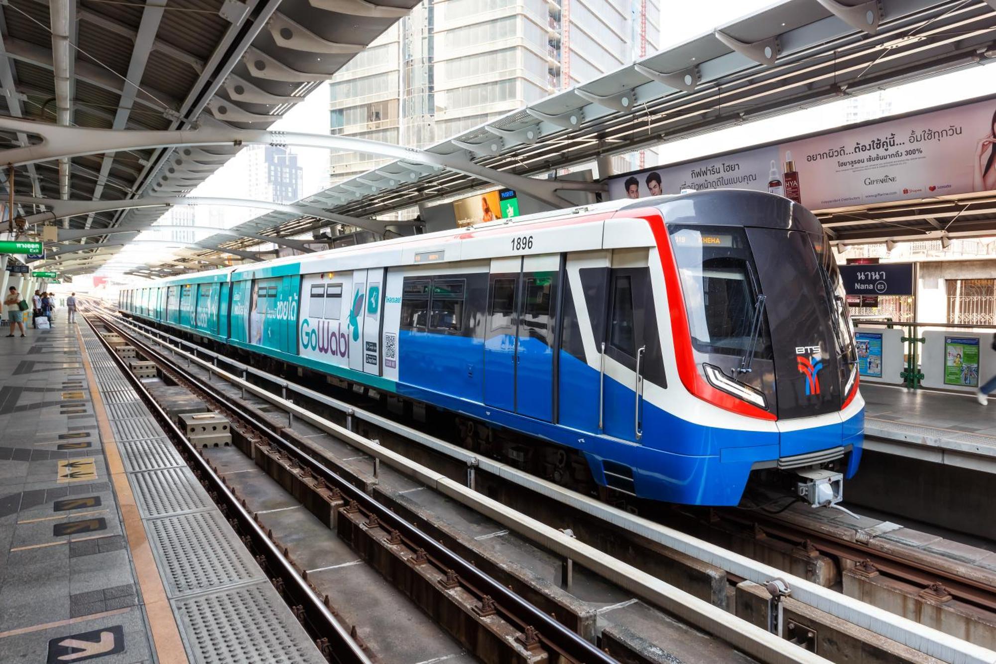 Nysa Hotel Bangkok Sukhumvit 11 エクステリア 写真 A Blue Line train at Huai Khrai
