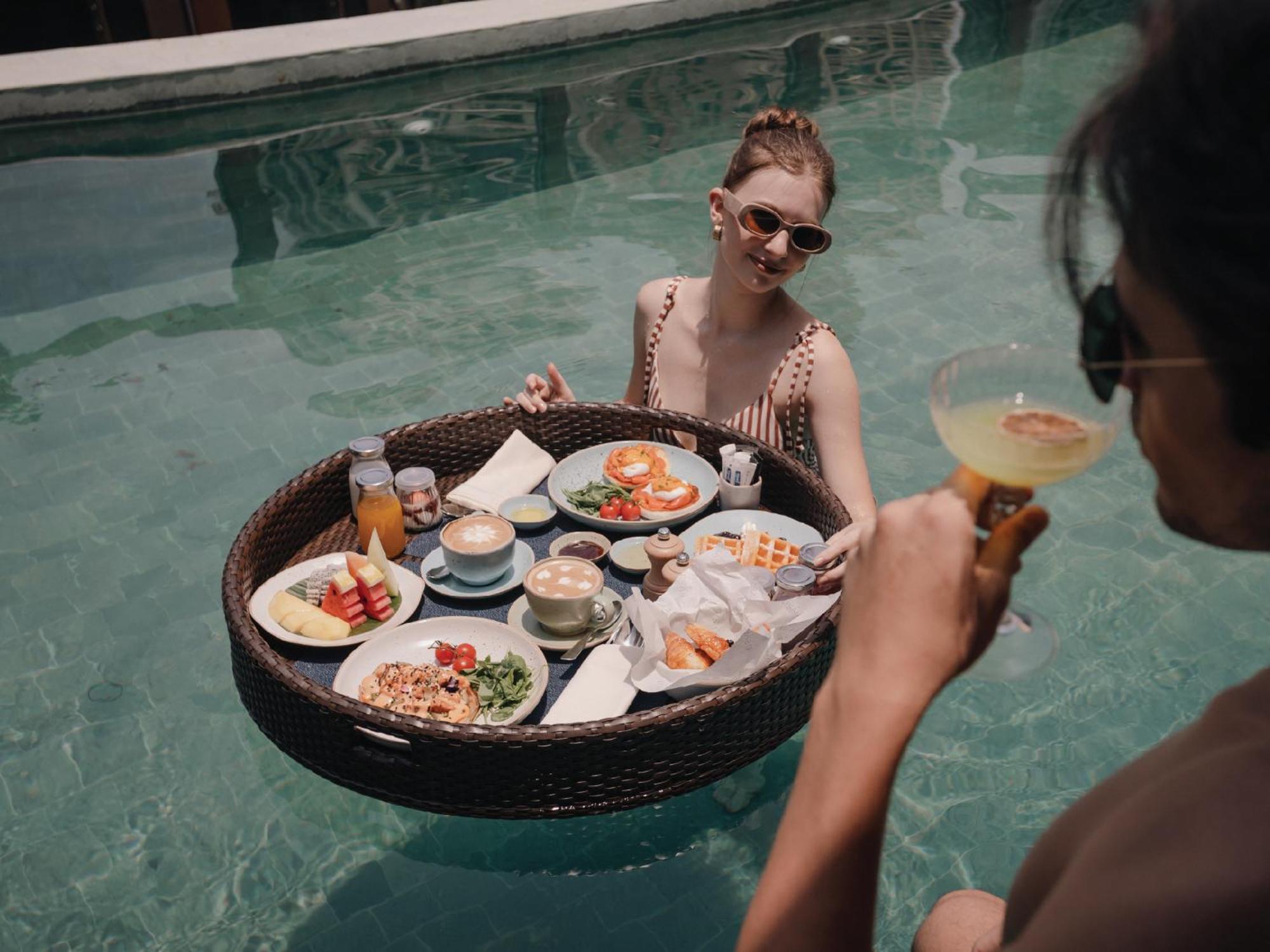 Nysa Hotel Bangkok Sukhumvit 11 エクステリア 写真 Floating breakfast at Alila Villas Uluwatu